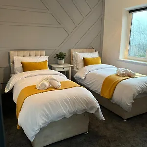 Cozy 3 Bed In With Secure Parking - Long & Short Welcome! Holiday home