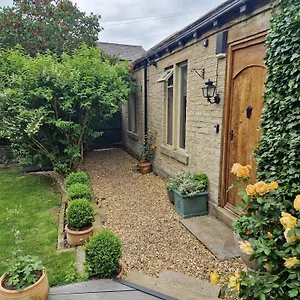 Briar Guest In Norwood Green, Holiday home